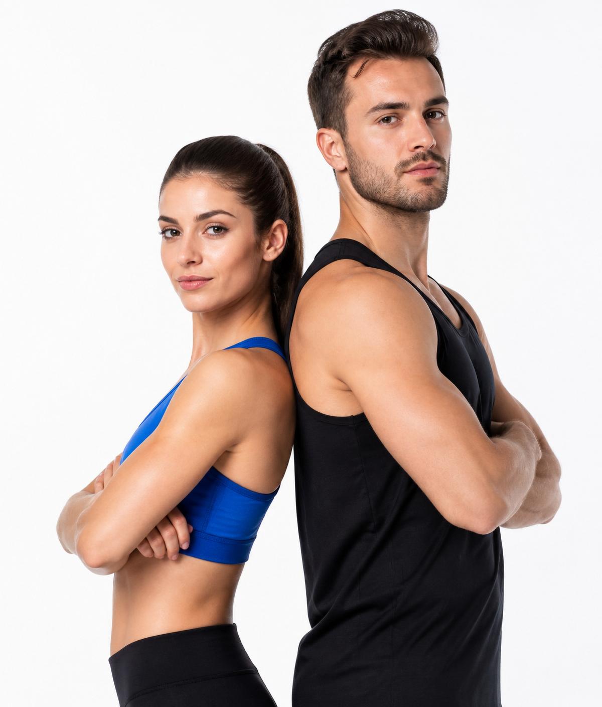 Casal em forma após acompanhamento profissional de emagrecimento